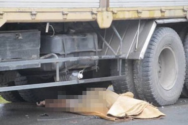 Tông vào xe tải, 1 người chết thảm