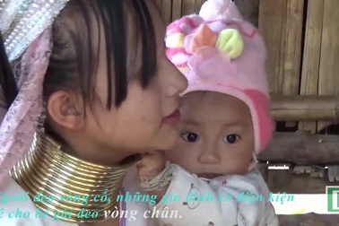 Kỳ lạ ngôi làng người cổ dài ở Thái Lan