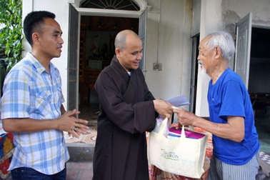 Tổ chức Đại lễ Phật đản và trao quà tại chùa Phúc Thành