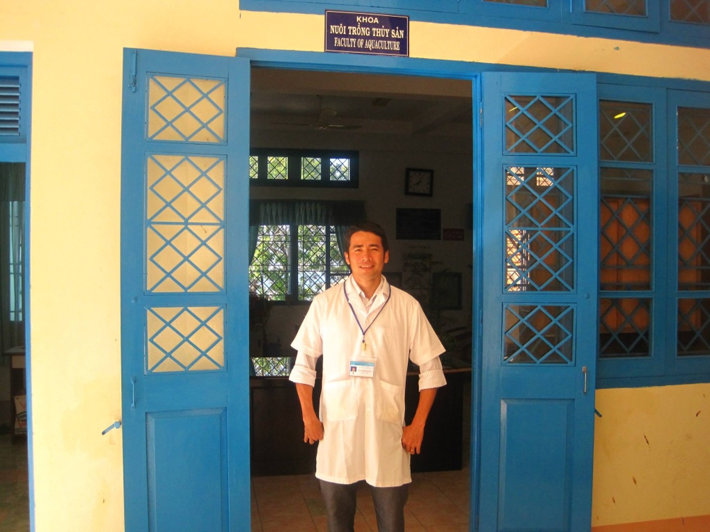 مچھلی کے سپرم کا مطالعہ کرنے والا ٹیچر ہی آبی زراعت کی صنعت میں پروفیسر شپ کا واحد امیدوار ہے - 1 Thầy giáo nghiên cứu tinh trùng cá là ứng viên GS duy nhất ngành thuỷ sản - 1