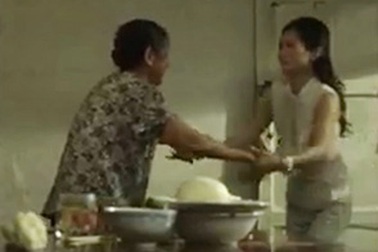 Xúc động clip người mẹ trèo đèo lội suối để nấu bữa cơm cho con