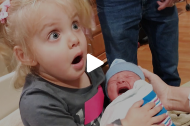 Phản ứng hài hước của anh chị lần đầu gặp em bé