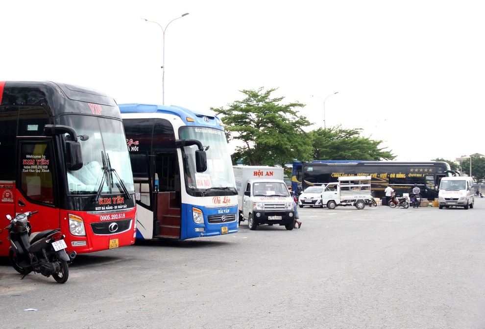 Đi bộ 2 km mua vé xe, người đàn ông thất vọng ra về vì chưa xe nào chạy - 7 Đi bộ 2 km mua vé xe, người đàn ông thất vọng ra về vì chưa xe nào chạy - 7