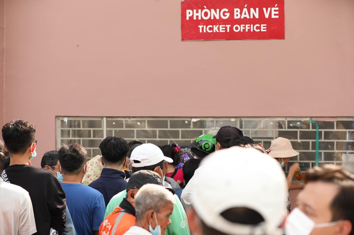 Người hâm mộ xếp hàng mua vé xem HA Gia Lai thi đấu Cúp châu Á - 4 Người hâm mộ xếp hàng mua vé xem HA Gia Lai thi đấu Cúp châu Á - 4