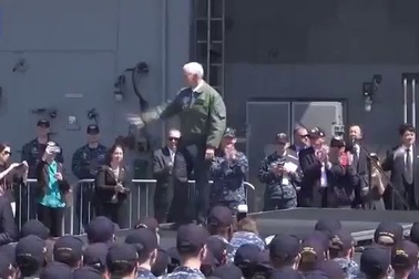 Phó tổng thống Mike Pence thăm tàu sân bay Mỹ tại Nhật Bản