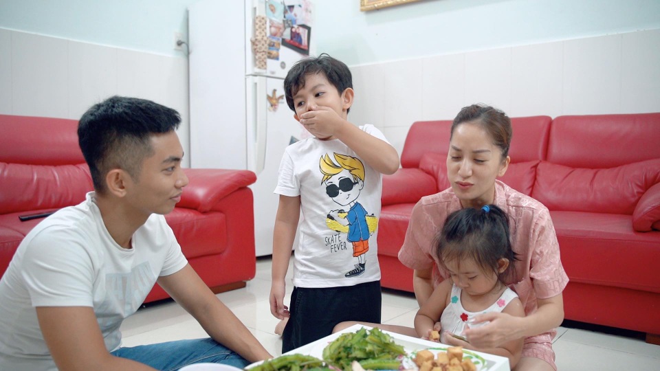 Phan Hiển lần đầu vào bếp lóng ngóng nấu cơm thay Khánh Thi - 5 Phan Hiển lần đầu vào bếp lóng ngóng nấu cơm thay Khánh Thi - 5