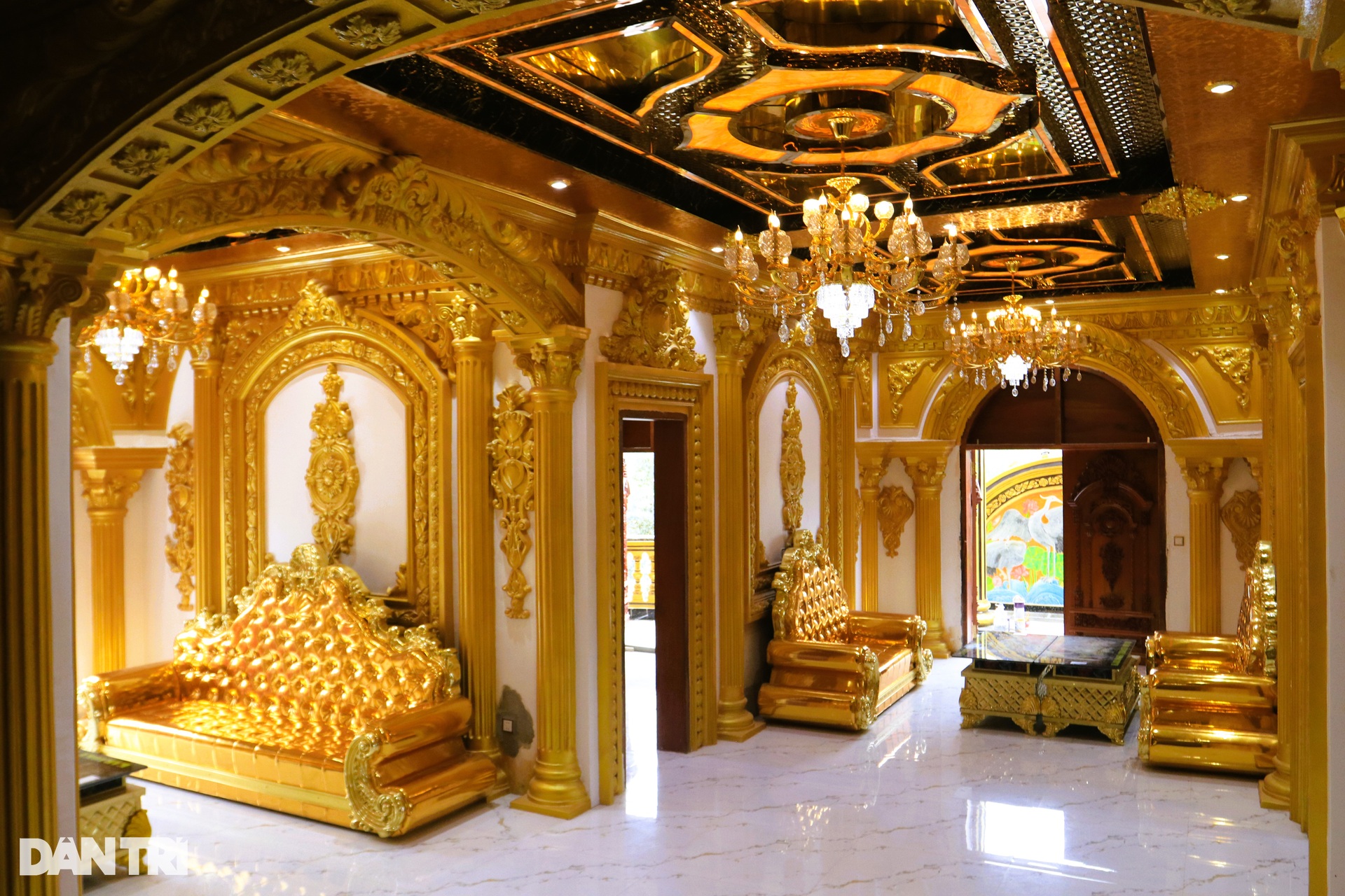 Hoa mắt với tòa lâu đài dát vàng của đại gia phế liệu ở quê lúa Nghệ An - 5 Hoa mắt với tòa lâu đài dát vàng của đại gia phế liệu ở quê lúa Nghệ An - 5