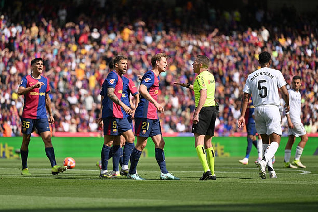 Trọng tài trở thành tâm điểm tranh cãi ở đại chiến Barcelona - Real Madrid - 2 Trọng tài trở thành tâm điểm tranh cãi ở đại chiến Barcelona - Real Madrid - 2