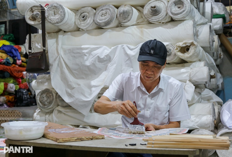 Truyền nhân Gen Z dùng công nghệ, đu concert giữ nghề quạt trăm năm - 1