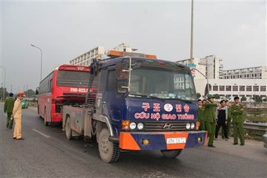 Nằm trước bánh xe khách cản trở công an bắt hàng lậu