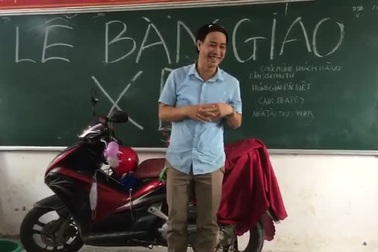 Học trò làm lễ "bàn giao xe" hài hước tặng thầy giáo chủ nhiệm ở Phú Thọ