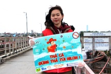 Thả cá, hóa vàng tiễn ông Táo: Vẫn còn nhiều hành vi thiếu ý thức