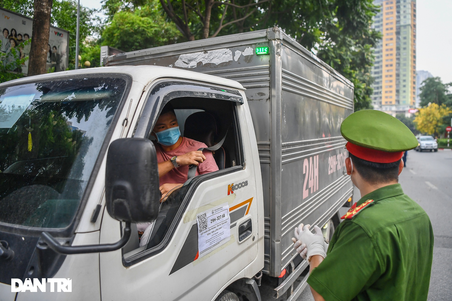 Tài xế ngao ngán quay đầu xe, không thể qua chốt kiểm soát dịch ở Hà Nội - 11 Tài xế ngao ngán quay đầu xe, không thể qua chốt kiểm soát dịch ở Hà Nội - 11
