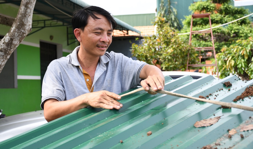 Thầy giáo gom góp yêu thương giúp người nghèo lợp mái nhà sau bão - 4 Thầy giáo gom góp yêu thương giúp người nghèo lợp mái nhà sau bão - 4