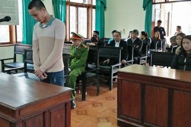 Chém Phó trưởng trạm y tế, “ma men” lĩnh 2 năm tù