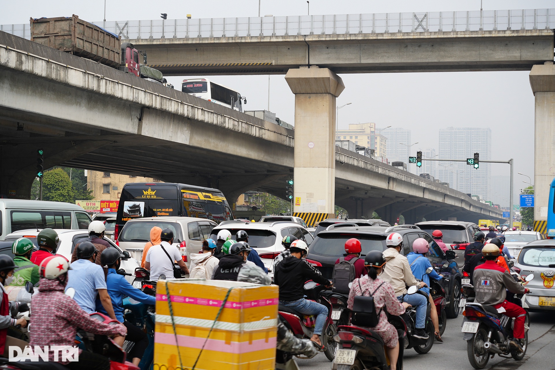 Ngày đầu trẻ mầm non quay trở lại trường, giao thông ở Hà Nội nghẹt thở - 7 Ngày đầu trẻ mầm non quay trở lại trường, giao thông ở Hà Nội nghẹt thở - 7