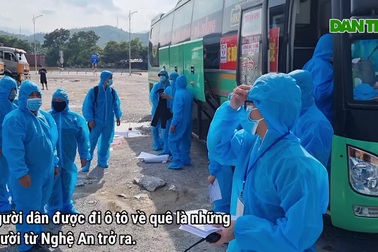 Người dân đi xe máy hồi hương qua Đà Nẵng được nhóm thiện nguyện chở về nhà