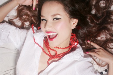 MC Huyền Châu: “Cứ để chuyện hôn nhân diễn ra tự nhiên”