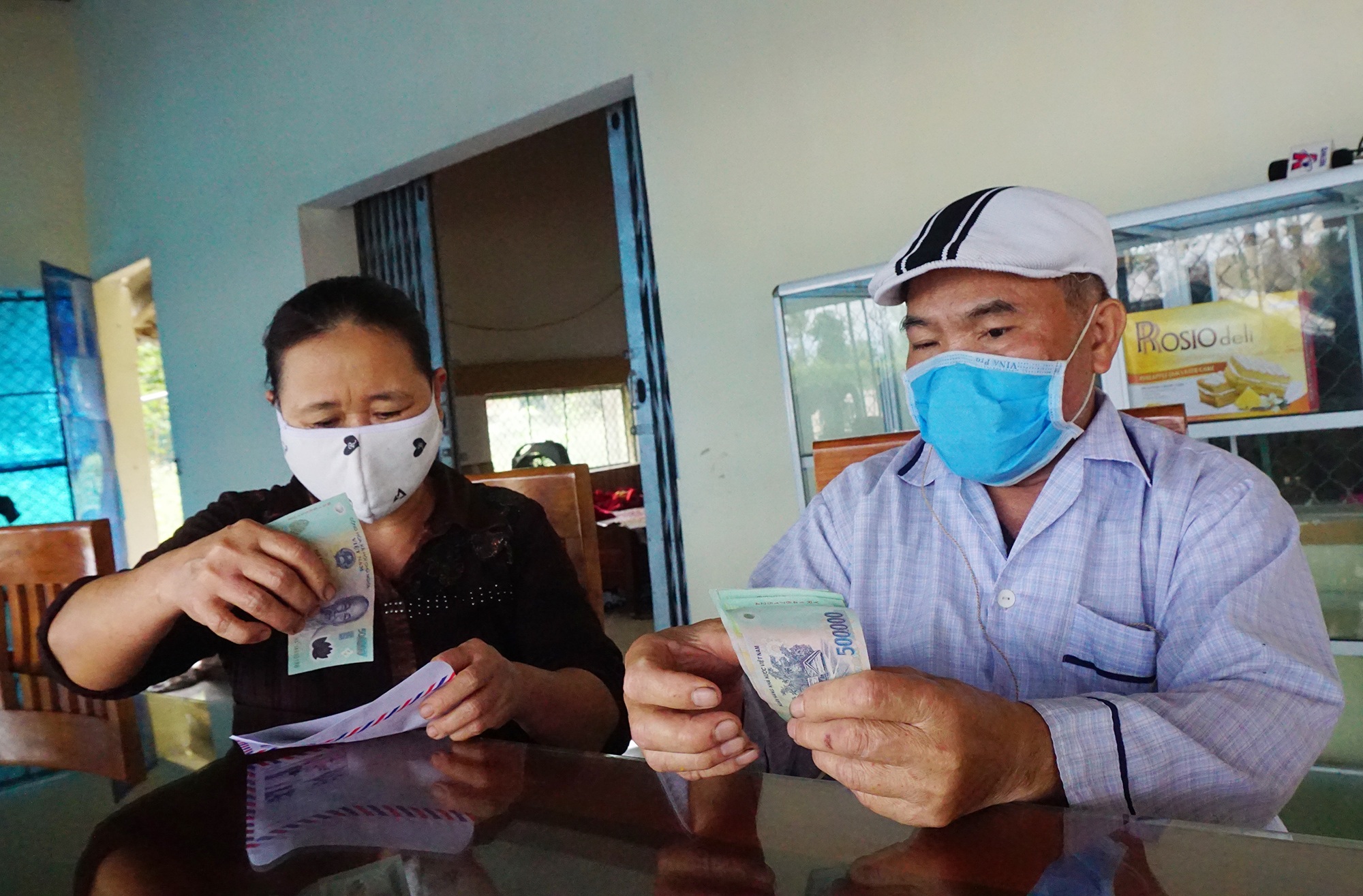 Máu xương không tiếc, tiếc gì 1 tháng trợ cấp góp chống dịch Covid-19! - 4 Máu xương không tiếc, tiếc gì 1 tháng trợ cấp góp chống dịch Covid-19! - 4