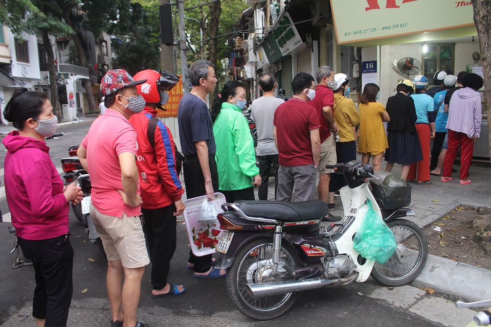 Người Hà Nội dậy từ 5 giờ sáng, bịt mặt, xếp hàng mua bánh trôi bánh chay - 1 Người Hà Nội dậy từ 5 giờ sáng, bịt mặt, xếp hàng mua bánh trôi bánh chay - 1