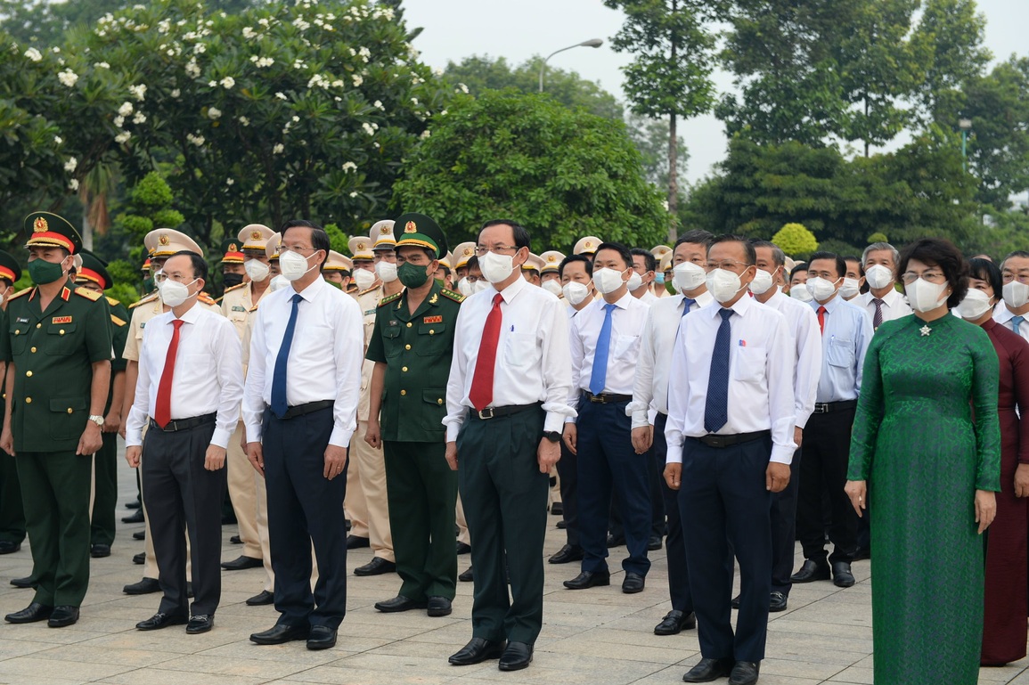 Lãnh đạo TPHCM viếng Nghĩa trang Liệt sỹ nhân ngày thống nhất đất nước - 2 Lãnh đạo TPHCM viếng Nghĩa trang Liệt sỹ nhân ngày thống nhất đất nước - 2