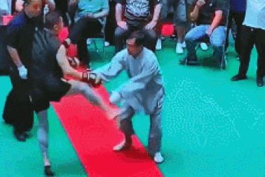 Clip "võ sư cổ truyền Trung Quốc thua thảm võ sĩ tự do" nổi bật tuần qua