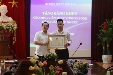 Sinh viên Lào dũng cảm cứu người được Bộ trưởng Bộ Giáo dục tặng bằng khen