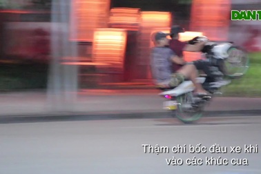 Hàng chục "quái xế' đua xe quanh hồ Hoàn Kiếm (Video: Trần Thanh).