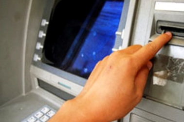 Cử nhân công nghệ thông tin cài đặt phần mềm rút tiền ngân hàng 