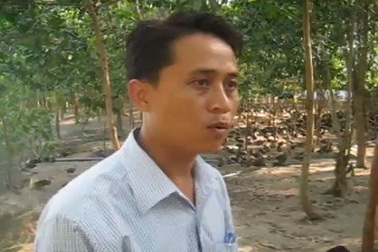 Chủ tịch Hội nông dân Tam Ngọc trao đổi với PV