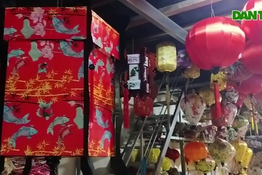 Đơn hàng Tết quá tải, thợ đèn lồng Hội An tăng ca thâu đêm
