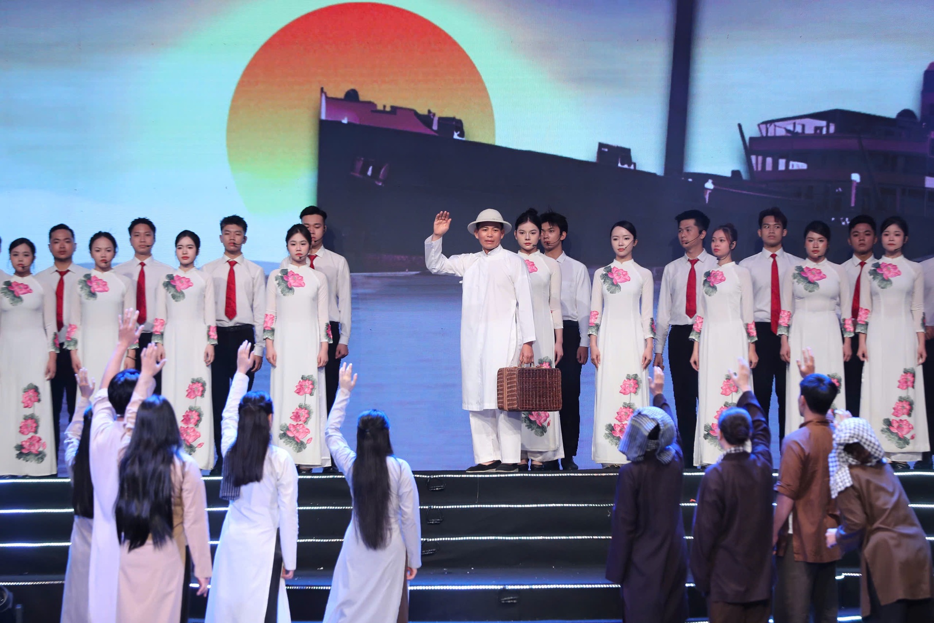 Xúc động chương trình nghệ thuật Quà tháng 5 dâng Người - 3 Xúc động chương trình nghệ thuật Quà tháng 5 dâng Người - 3