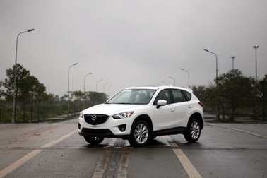 Lô xe Mazda đầu tiên lắp ráp tại Việt Nam đã sang Lào