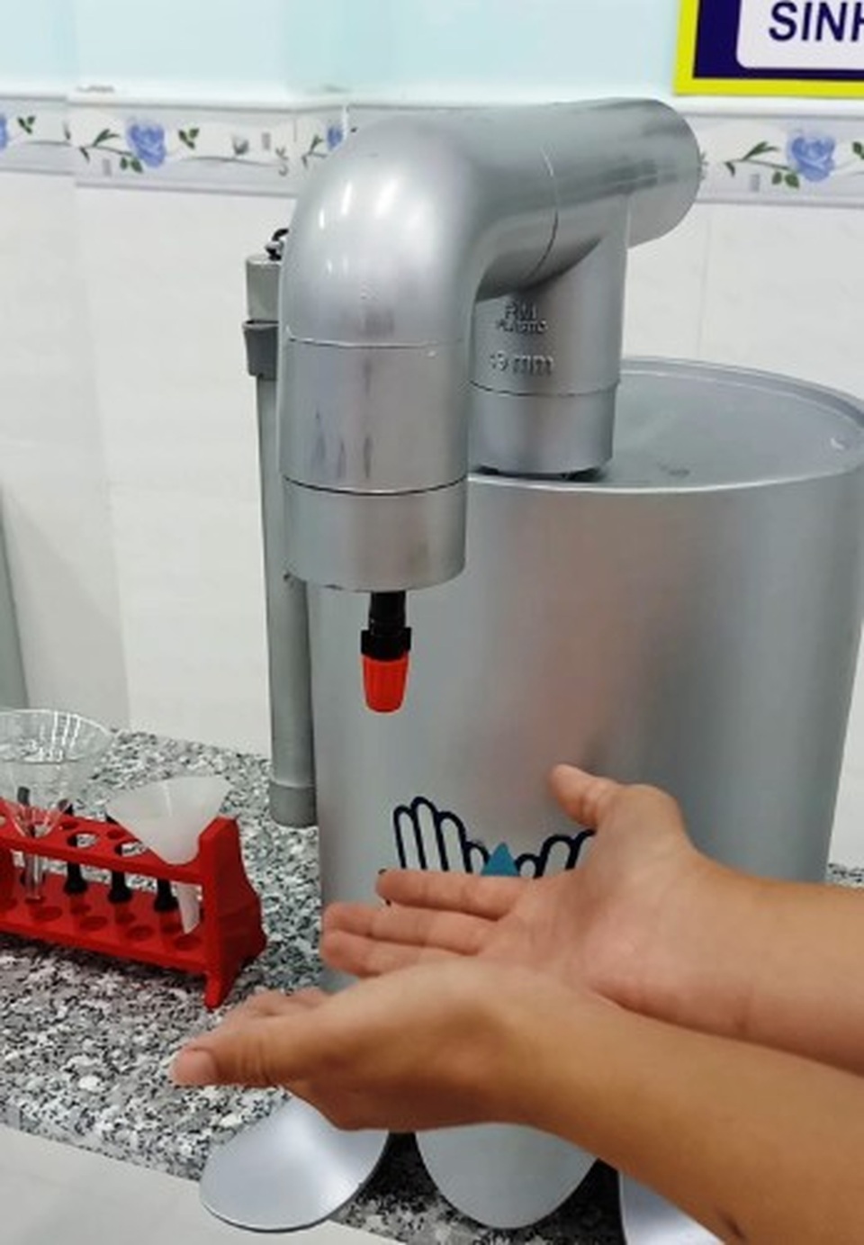 Phòng chống dịch trong trường học: Sáng tạo bất ngờ từ thầy, trò - 2 Phòng chống dịch trong trường học: Sáng tạo bất ngờ từ thầy, trò - 2