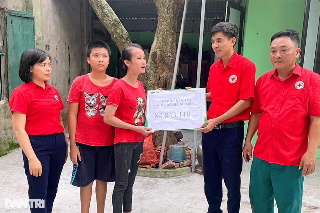Mẹ con em như được hồi sinh nhờ bạn đọc Báo Dân trí - 1 Mẹ con em như được hồi sinh nhờ bạn đọc Báo Dân trí - 1