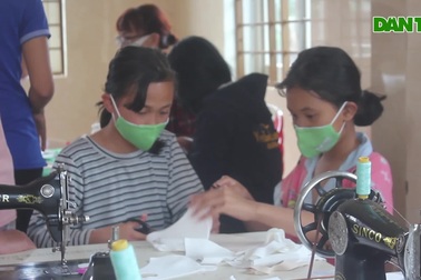 Trẻ em tại trung tâm may khẩu trang tặng tuyến đầu chống dịch
