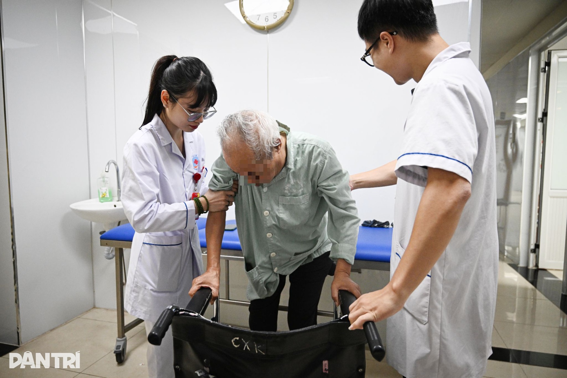 Nín thở xem bác sĩ giải cứu bộ não sắp chết ngạt của bệnh nhân đột quỵ - 6