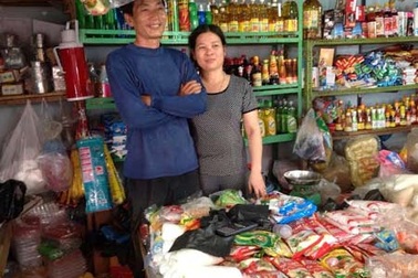 Đôi vợ chồng nghèo gửi quà trúng thưởng ra biển đảo