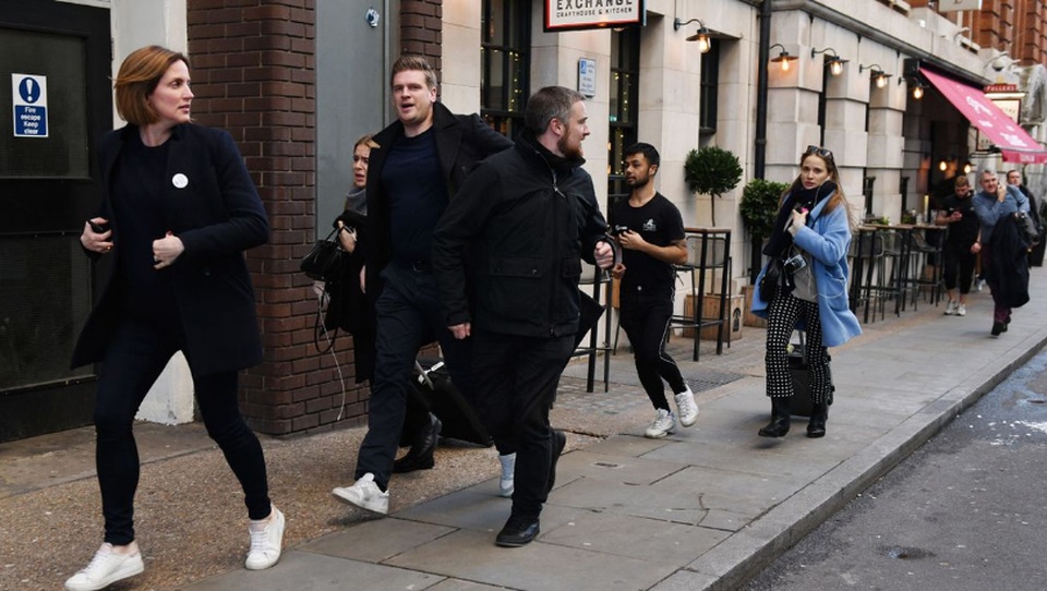 Tấn công khủng bố kinh hoàng ở trung tâm London, 3 người chết - 11 Tấn công khủng bố kinh hoàng ở trung tâm London, 3 người chết - 11
