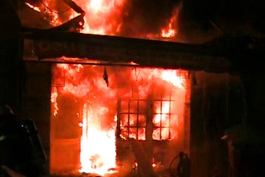 Khói lửa bao trùm chung cư Nguyễn Trãi, cả trăm hộ dân tháo chạy trong đêm