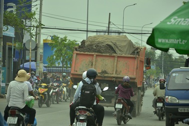 Dân kêu trời vì “hung thần” xe ben tung hoành giữa ban ngày