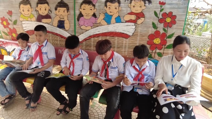 hs doc sach cung co