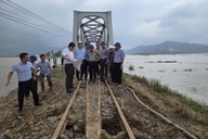 Thông tuyến đường sắt Bắc - Nam sau 8 ngày gián đoạn
