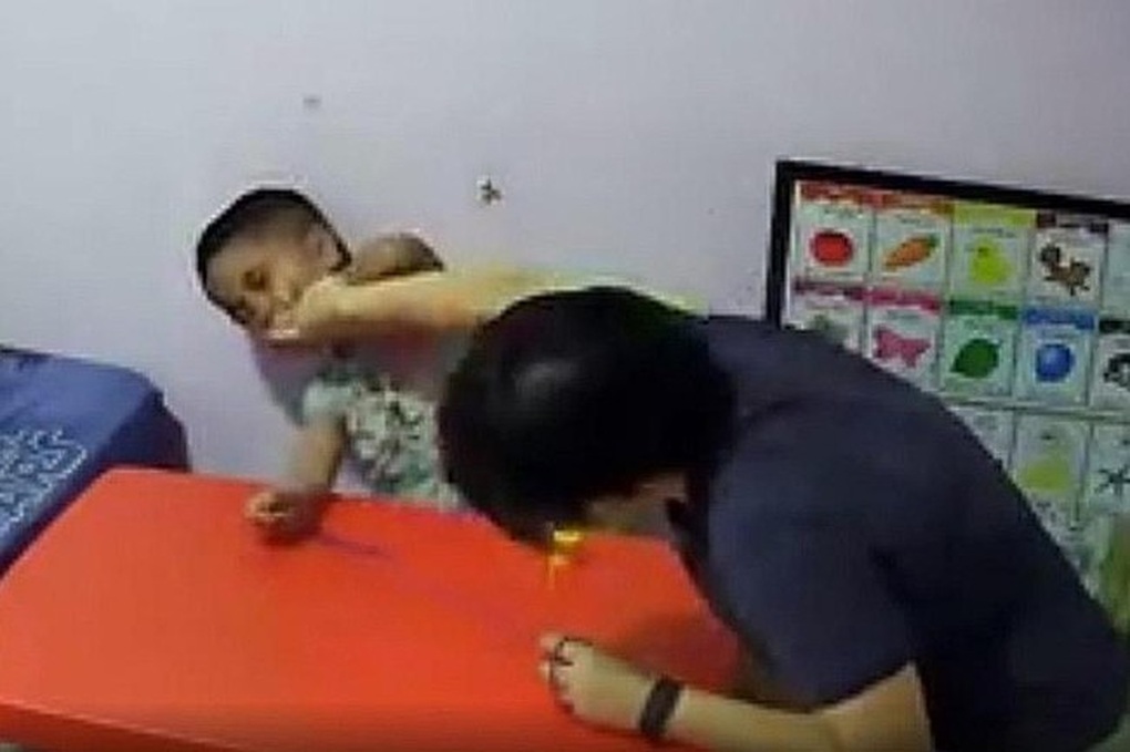 Vụ bé trai tự kỷ nghi bị cô giáo bạo hành: Người mẹ lên tiếng - 2 Vụ bé trai tự kỷ nghi bị cô giáo bạo hành: Người mẹ lên tiếng - 2