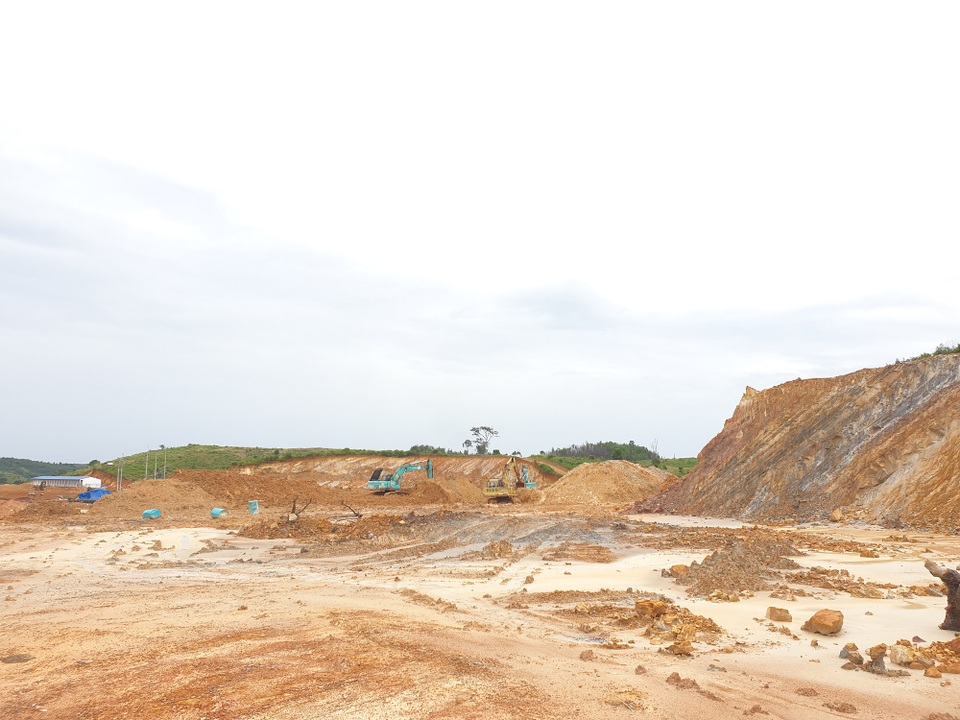 Xẻ đồi, bạt núi, san đất nông nghiệp trái phép làm trại nuôi heo “khủng” - 3 Xẻ đồi, bạt núi, san đất nông nghiệp trái phép làm trại nuôi heo “khủng” - 3
