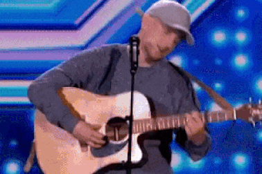 Ca sĩ đang biểu diễn thì hụt chân và... mất hút