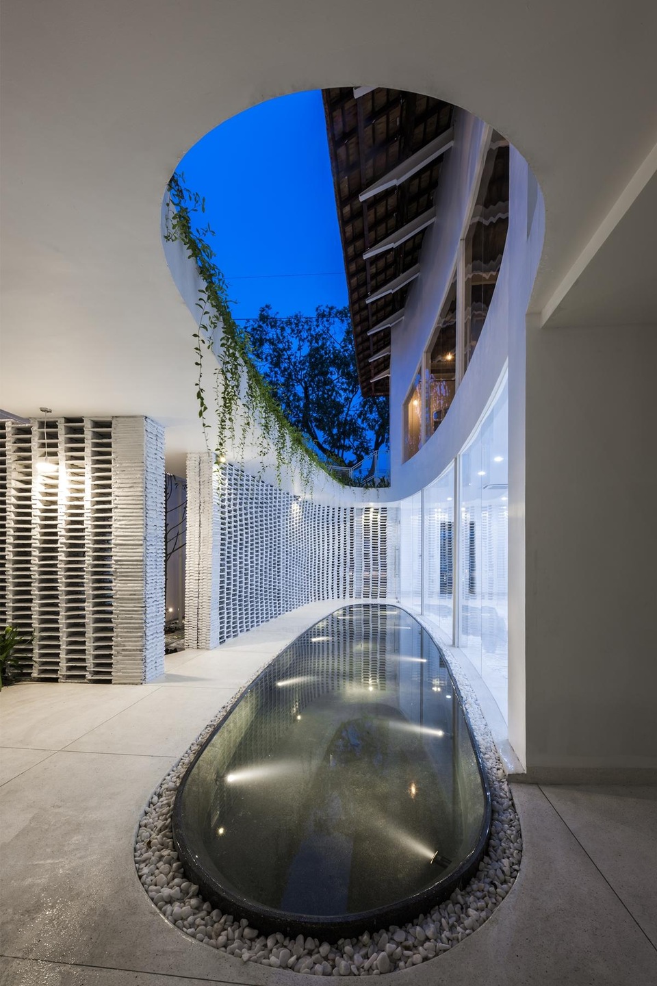 Giếng trời hình giọt nước khổng lồ trong căn biệt thự ở Sài Gòn - 8