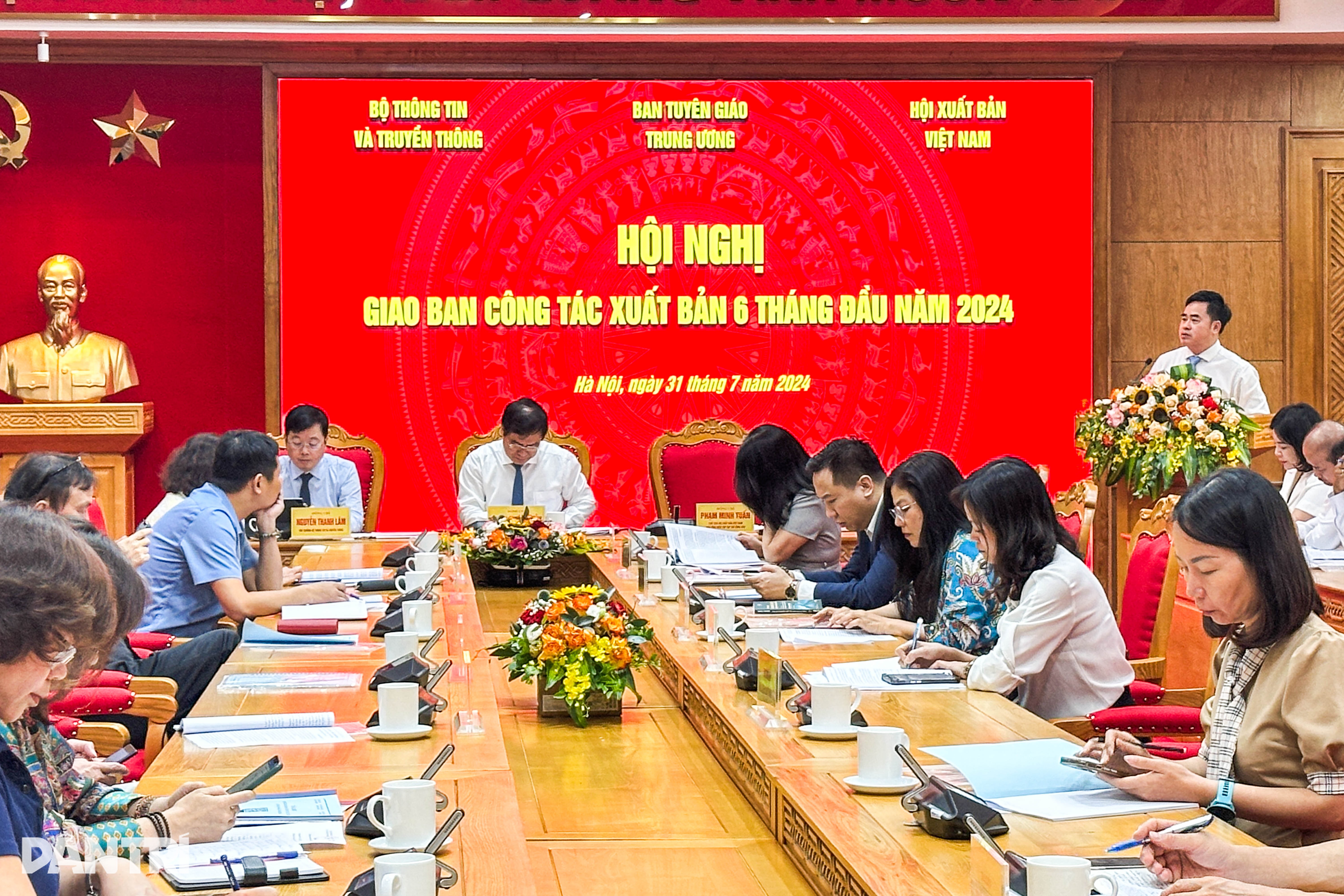 អនុរដ្ឋមន្ត្រីក្រសួងព័ត៌មាន និងសារគមនាគមន៍៖ សៀវភៅក្រាស់ៗនឹងដាក់តាំងនៅខ្ពស់ ហើយកម្របានប៉ះ - ២ Thứ trưởng Bộ TTTT: Sách dày sẽ bày trên cao, ít khi sờ vào - 2