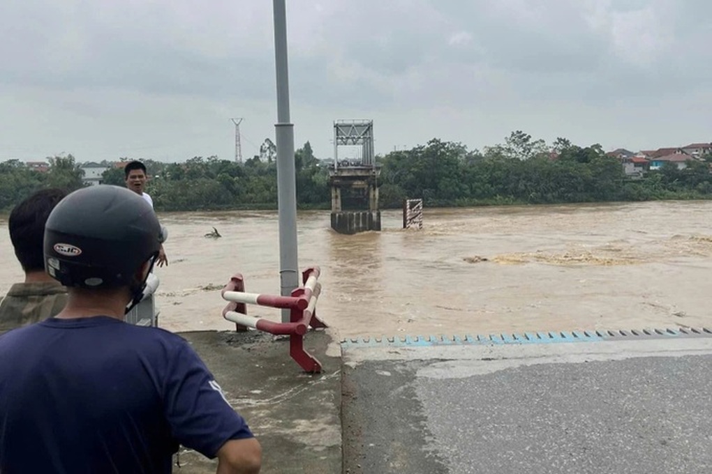 Có cả người, ô tô và xe máy đang lưu thông khi cầu Phong Châu đổ sập - 2 Có cả người, ô tô và xe máy đang lưu thông khi cầu Phong Châu đổ sập - 2