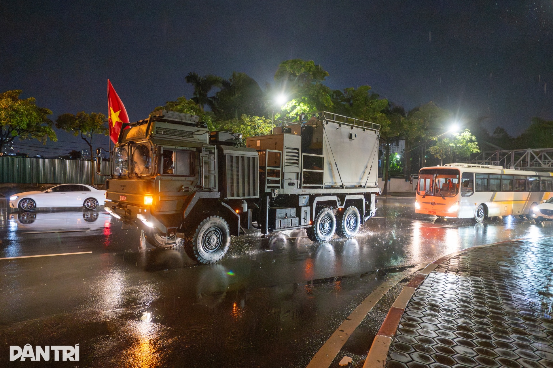 Dàn khí tài diễu binh A80 xuyên đêm huấn luyện tại Quảng trường Ba Đình - 4 Dàn khí tài diễu binh A80 xuyên đêm huấn luyện tại Quảng trường Ba Đình - 4